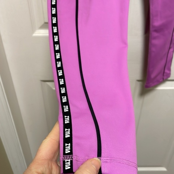 ZYIA |Active |Bright Lilac|Piping |Pocket Light n Tight|Crop |Legging |Size 8-10 - Picture 5 of 16